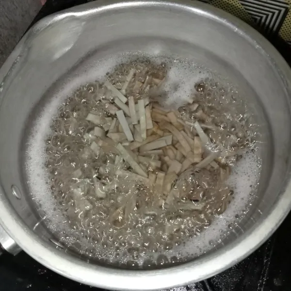 Rebus di air mendidih hingga matang dan empuk.
