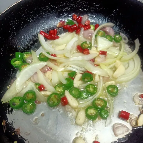 Masukan cabe dan bawang bombay aduk rata.