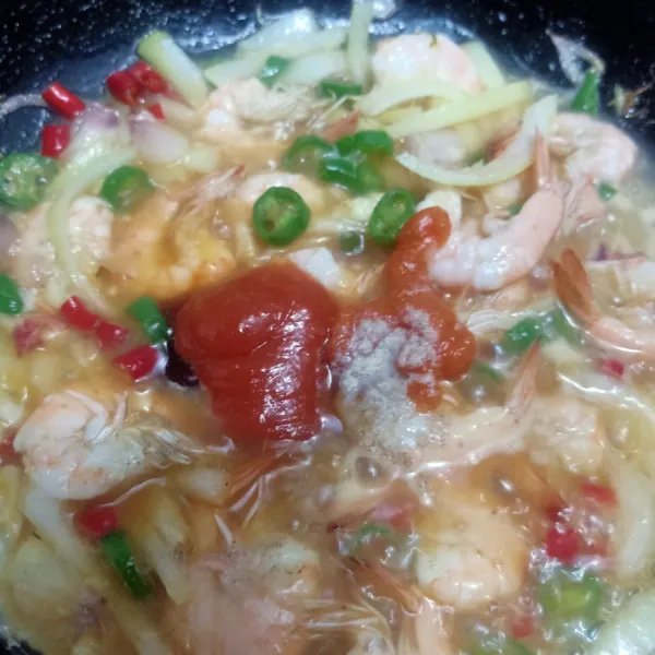 Masukan bumbu tuang air sedikit aduk rata sampai bumbu meresap.