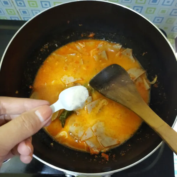 Beri gula aren,kaldu jamur dan garam.