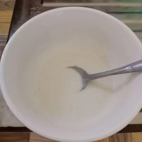 Masukkan air, aduk rata kembali sampai tidak bergerindil. Konsistensi adonan kental sedang.