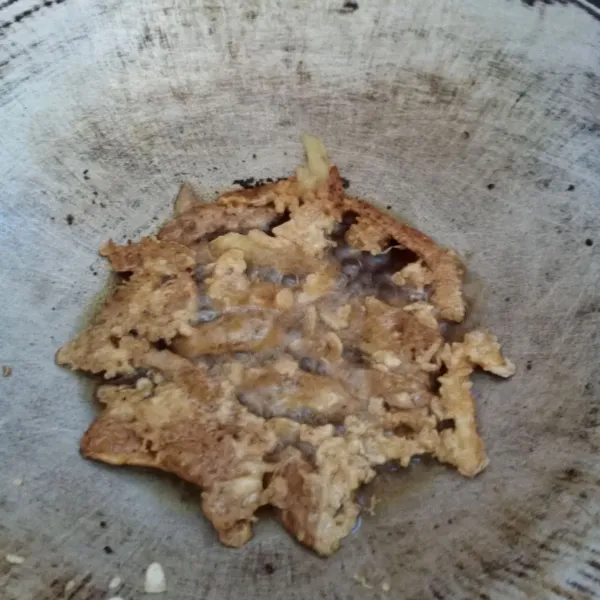 Balik saat sisi bawahnya sudah kecoklatan. Goreng sampai matang. Angkat, tiriskan. Siap dinikmati.