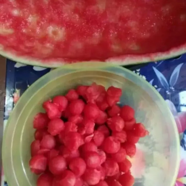 Kerok buah semangka, potomg buah semangka sesuai selera, cuci kulit semangka dan keringkan.