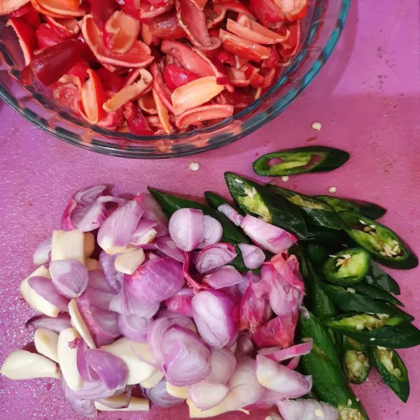 Siapkan bumbu ; iris bawang merah, bawang putih, dan cabe.