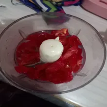 cuci bersih kulit buah naga, lalu buang bagian berbentuk sisik nya, potong2.. rendam air garam sebentar, cuci bersih kembali, blender dengan air 50 ml blender hingga halus lalu saring.