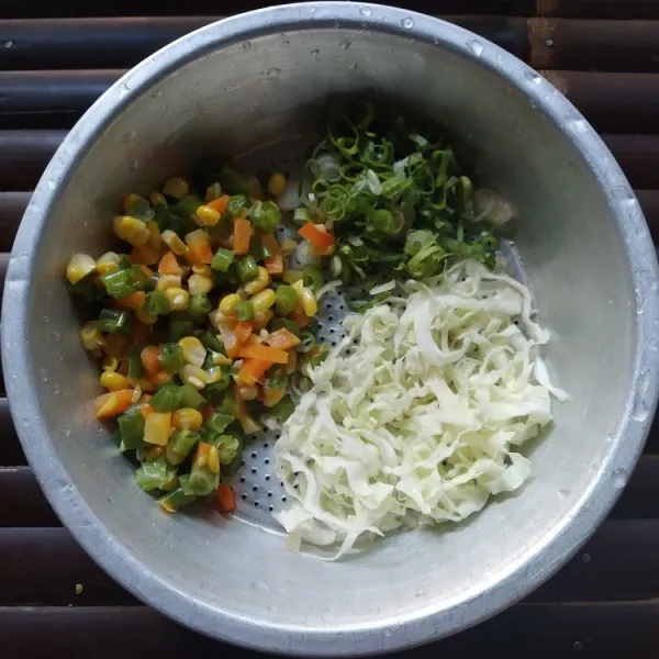 Potong buncis, wortel, jagung, kemudian rebus hingga matang, rajang kol dan daun bawang, tiriskan