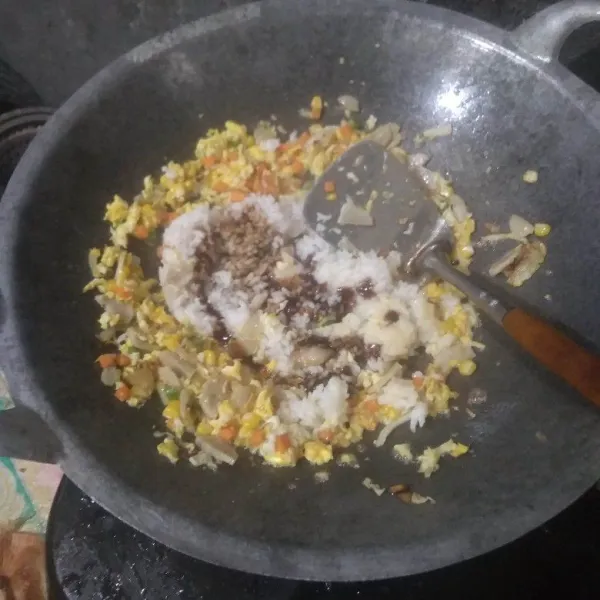 Masukkan nasi, saus teriyaki, kecap asin, garam dan lada bubuk. Aduk rata.
