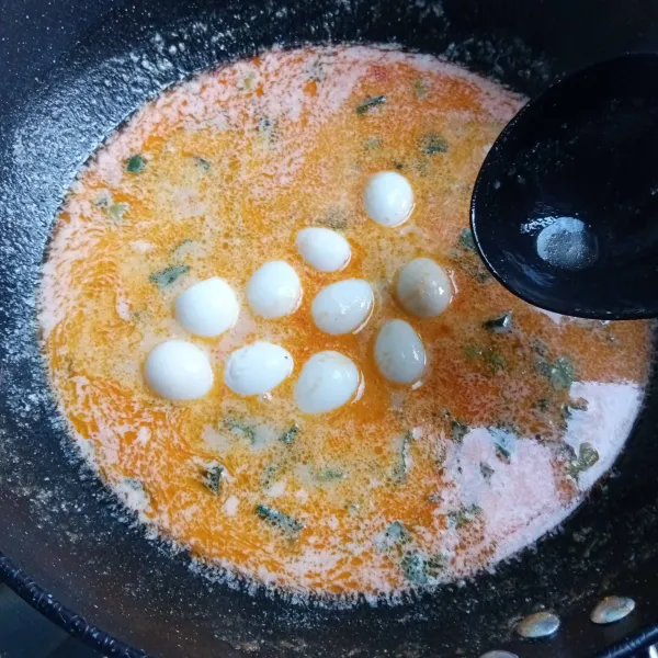 Masukkan telur puyuh.
