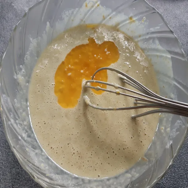 tuang adonan gula dan telur ke adonan tepung kulit pisang, beri garam, margarin, baking soda dan baking powder.. aduk hingga merata.