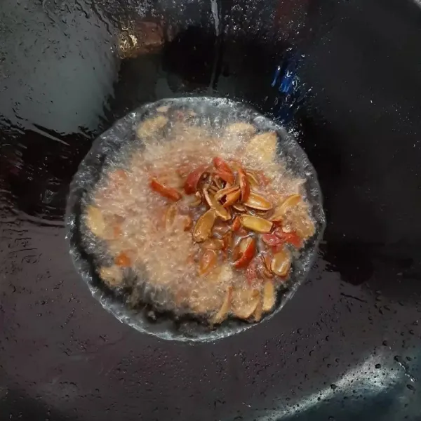 goreng kulit melinjo dalam minyak panas hingga kering. angkat, tiriskan.