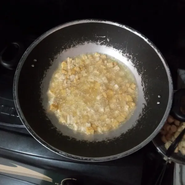Goreng sampai matang, angkat, sisihkan.