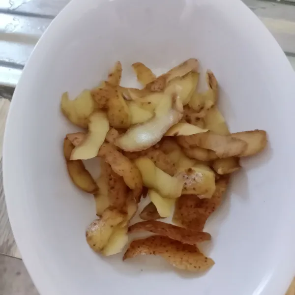 Cuci bersih kentang sebelum dikupas. Setelah dikupas, cuci lagi kulit kentang di air mengalir sampai benar-benar bersih. Kemudian bumbui dengan bumbu marinasi. Diamkan selama 5 menit.