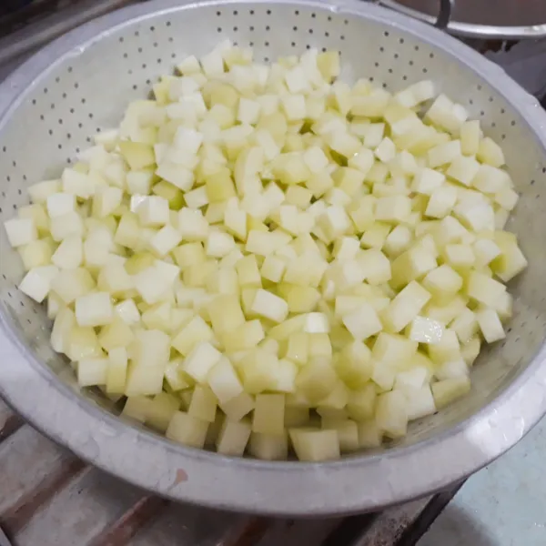 Kupas labu siam, potong dadu 1 cm. Baluri dengan sedikit garam. Diamkan 30 menit. Cuci bersih & tiriskan.