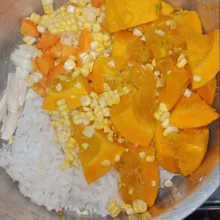 Siapkan panci masukan nasi dingin, serai, kabocha, jagung pipil dan wortel.