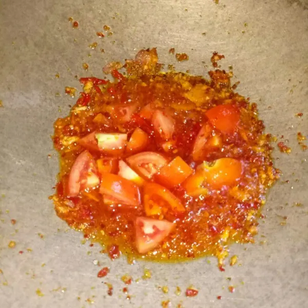 Siapkan wajan dan panaskan minyak.Tumis bumbu halus sampai harum,lalu masukan tomat.Aduk rata sampai tomat layu.