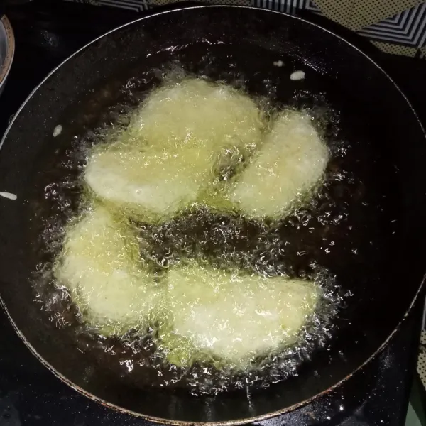 Lalu goreng dengan api sedang hingga keemasan.