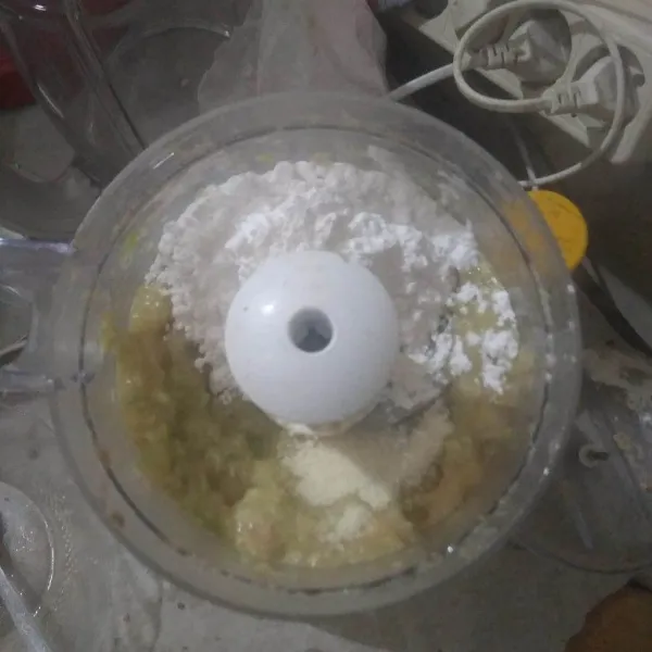 masukkan tepung tapioka. proses kembali hingga tercampur rata.