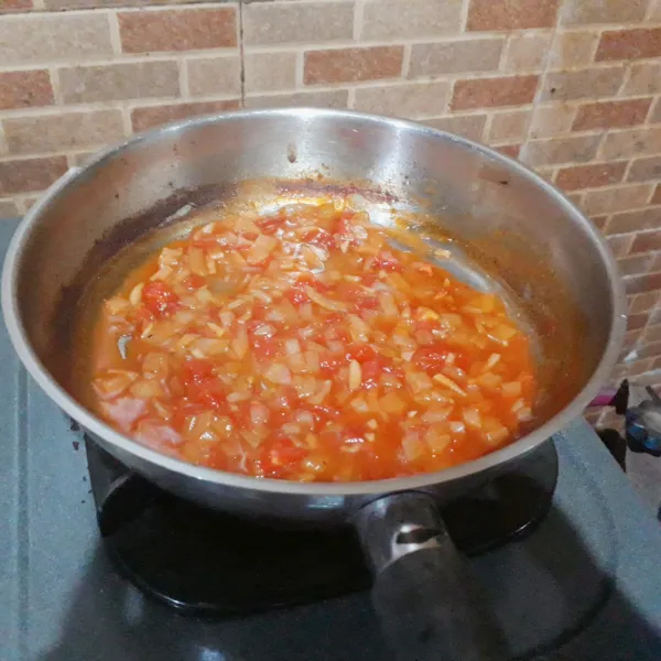 Saos : tumis bawang putih & bombay hingga harum. Masukkan tomat, masak hingga layu. Masukkan semua sisa bahan saos, masak dengan api kecil hingga mengental.