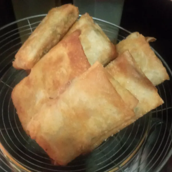 Angkat lalu tiriskan, siap disantap dengan saus kesukaan.