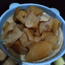 Cuci bersih kikil, potong-potong.