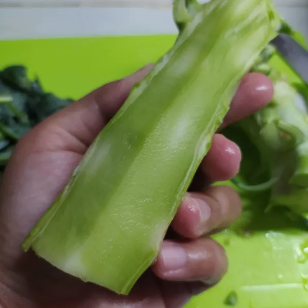 kupas kulit yang keras pada batang brokoli, ambil bagian tengahnya.