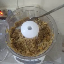 potong kecil-kecil kulit pisang, masukkan kedalam chopper. haluskan.