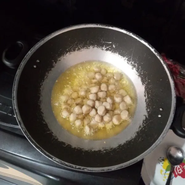 Kemudian goreng sampai kecoklatan/berkulit, sisihkan.