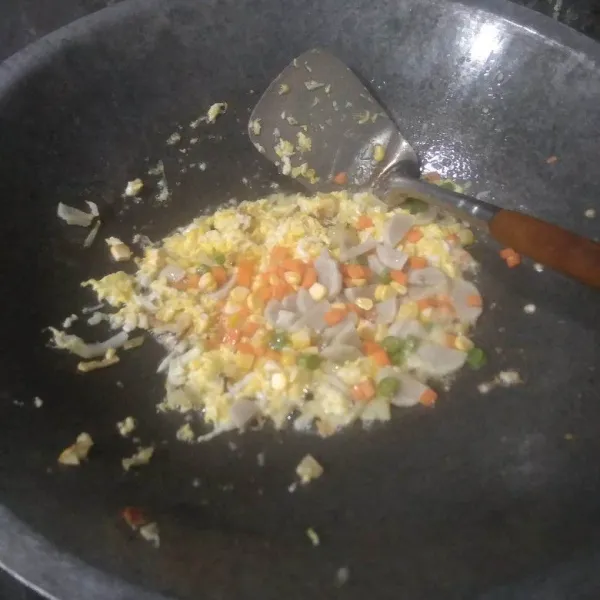 Masukkan irisan baso, wortel, buncis dan jagung pipil. Aduk rata hingga sayuran 1/2 matang.