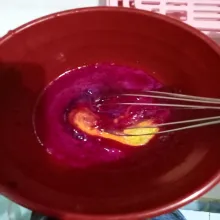 beri telur dan gula, kocok menggunakan whisk, aduk hingga gula larut.