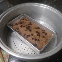 masukkan kedalam kukusan yang sudah dipanaskan sebelumnya. kukus selama 30 menit. jangan lupa tutup kukusan dibungkus serbet bersih.