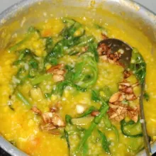Tumis bawang putih dengan minyak goreng hingga kecoklatan masukan ke panci bubur tambahkan irisan daun bawang, garam, kaldu bubuk dan merica bubuk, aduk rata tes rasa matikan api.