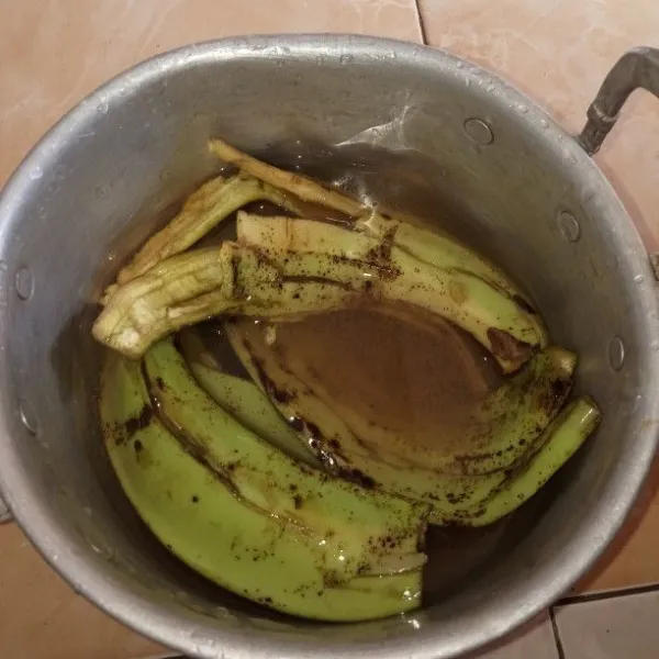 cuci kulit pisang masukan kedalam panci  lalu masak sampai matang angkat