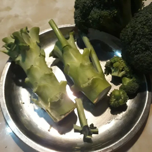 Sisihkan batang brokoli jangan dibuang ya.
