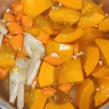 Tambahkan air masak hingga menjadi bubur. Jangan lupa dasar panci diaduk agar tidak gosong.