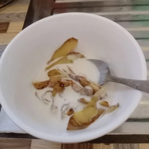 masukkan kulit kentang kedalam adonan tepung. Aduk rata.