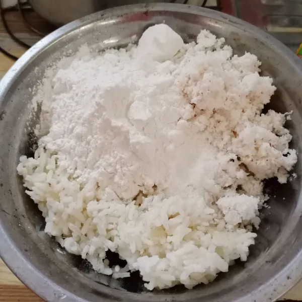 Masukkan nasi, tapioka, kelapa parut dan garam ke dalam wadah.