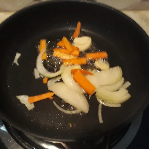 Tumis bawang putih, bawang bombay sampai harum.
