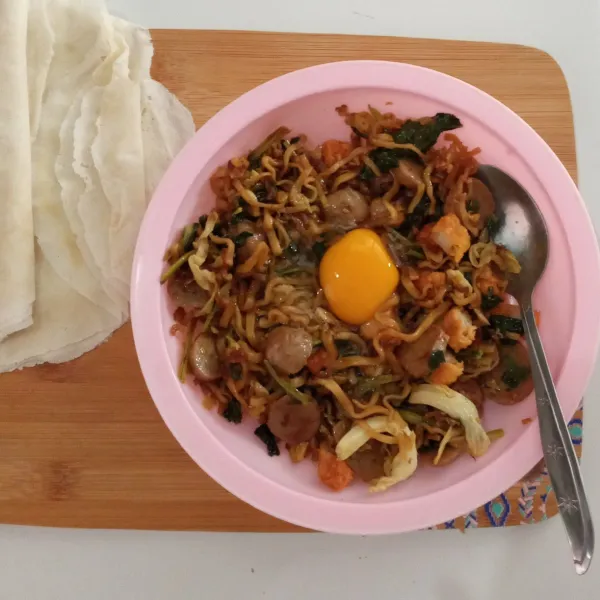 Masukkan telur, aduk rata.