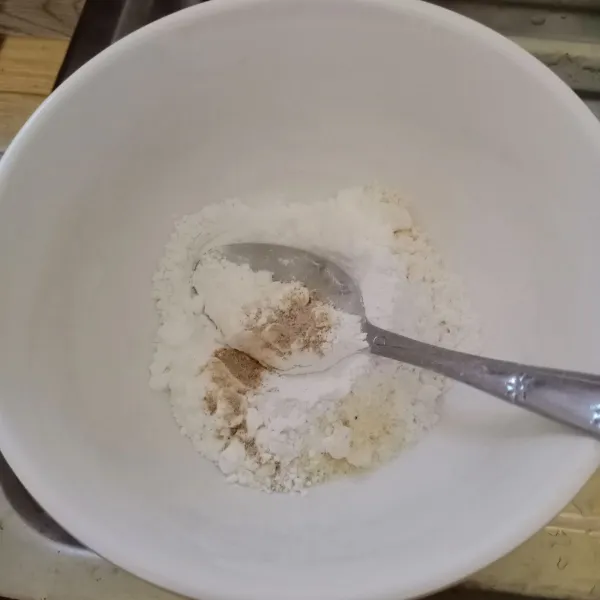 Masukkan semua bahan adonan tepung kedalam wadah, kecuali air. Aduk rata.