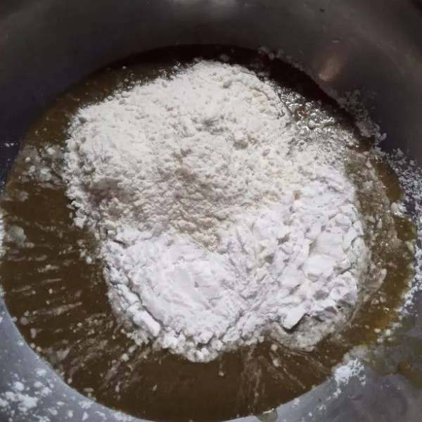 masukan kedalam wadah tambahkan tepung terigu tepung beras tepung Pati gula garam dan vanili masukan air santan sedikit sedikit sambil diaduk sampai adonanjadi