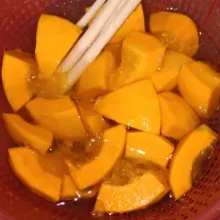 Kupas kabocha potong-potong dan cuci bersih tiriskan, serai disimpulkan.