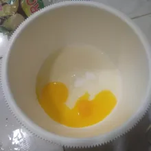 mixer gula pasir, telur dan sp hingga putih kental berjejak.