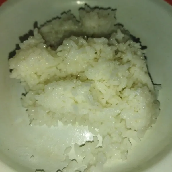 Porsi nasi untuk 1 gulung nori, siapkan 1 centong nasi yang masih panas, lalu beri 1 sdt cuka beras, kemudian aduk rata.