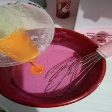 terakhir masukkan margarin leleh, aduk rata. biarkan adonan selama setengah jam.
