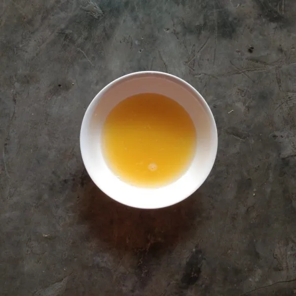 Peras air dari jeruk dan jeruk nipis. Lalu saring.