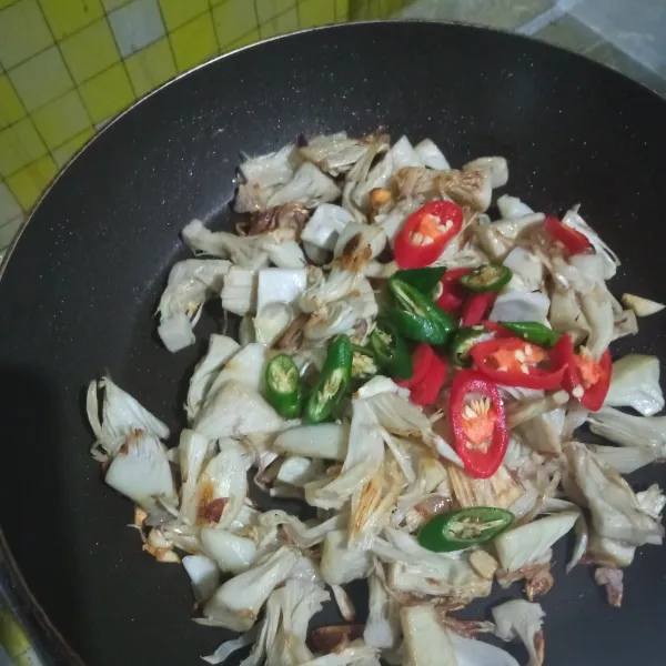 Terakhir masukkan cabe, aduk dan masak sebentar hingga cabe layu. Matikan api, pindahkan nangka ke piring saji. Tumis nangka muda siap disajikan.