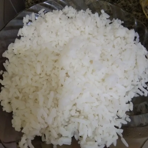 Siapkan nasi putih, pastikan nasi tidak bergerindil.