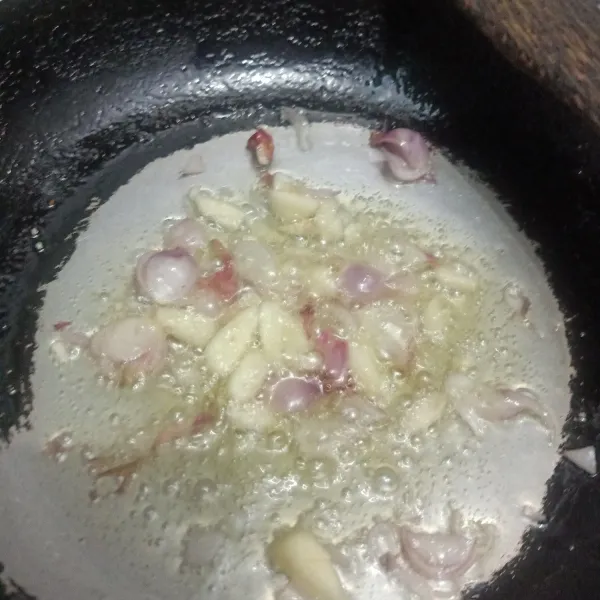 Cuci bersih udang buang kepalanya. Tumis bawang merah dan putih samlai harum.
