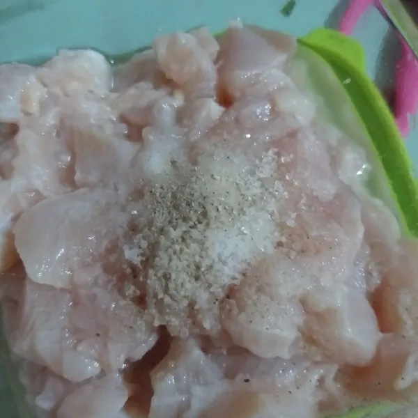 Masukan bawang putih halus, merica, dan garam, aduk rata, simpan lagi 1 jam di kulkas.