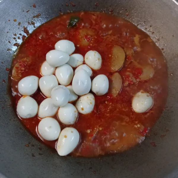 Masukkan telur puyuh, aduk, masak sampai bumbu meresap. Angkat.